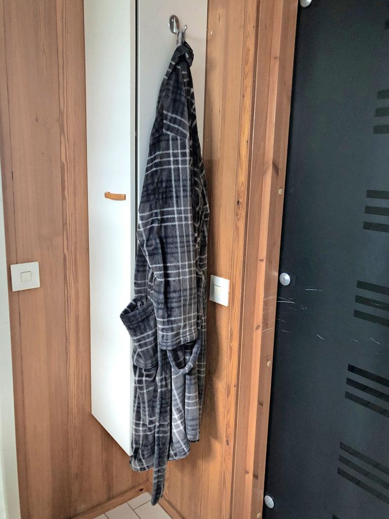 Matin kylpytakki roikkuu yhä samassa paikassa, mihin hän sen jätti.