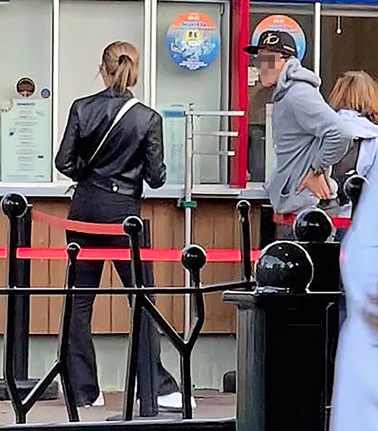 Mies ja missi kävivät ilmeisesti useissakin laitteissa, kun ostivat kertalippujen sijaan rannekkeet.