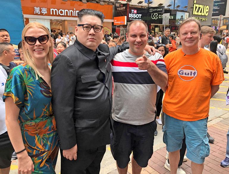 Millaa, Perttua ja Jaria vastaan Kantonin messuilla käveli Pohjois-Korean johtajan Kim Jong-unin kaksoisolento.