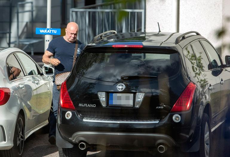 Tape vaikutti levolliselta aviokriisistään huolimatta, kun paparazzi löysi hänet Vantaalta.