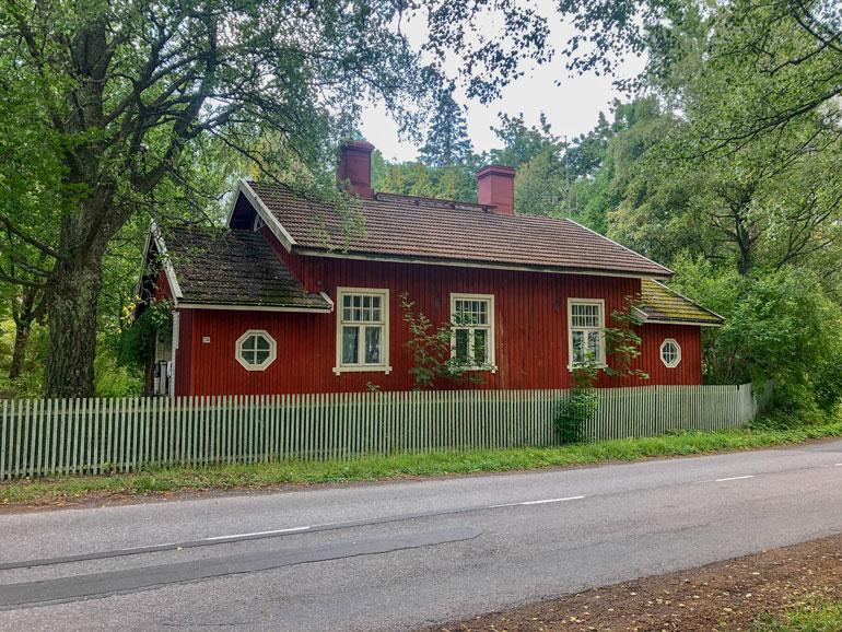 Akin kesäkoti on söpö vanha puutalo, johon hän on tehnyt mittavan remontin.