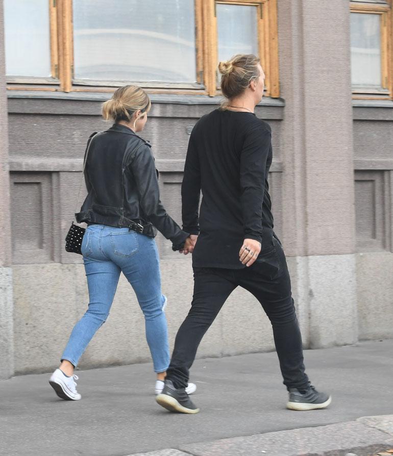 Pari käveli käsi kädessä ja kellontarkasti samassa tahdissa.