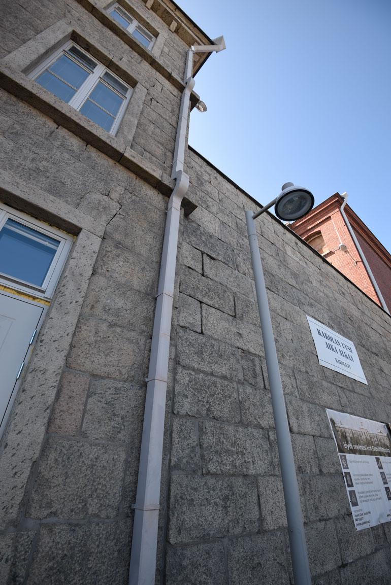 Tältä kohdalta Kari pudotti lakanoista sidotun köyden ja laskeutui alas. Vangit pakenivat yön pimeydessä Kakolan katon kautta.