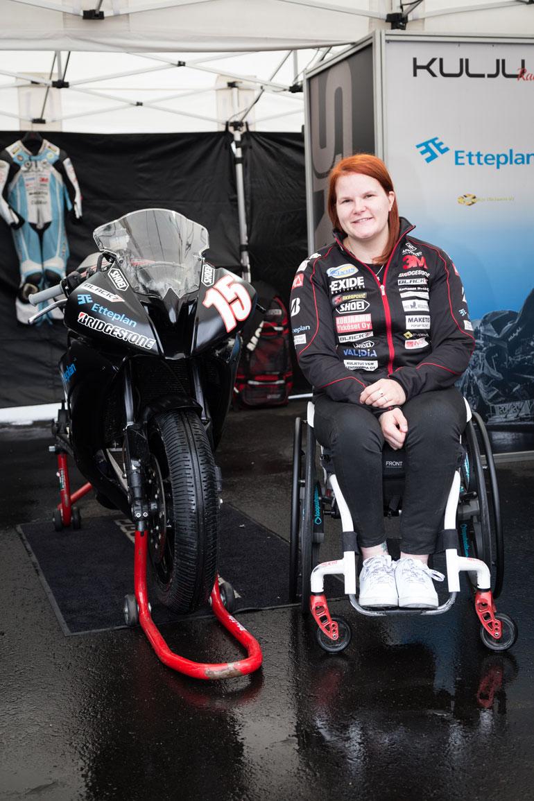 Ulla pääsi pari viikkoa sitten testaamaan Kymi Ringin moottorirataa, joka sijaitsee Iitissä, Kouvolan länsipuolella.