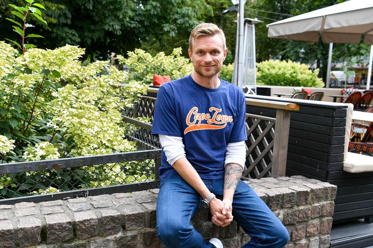 Kukaan ei kuulemma enää tunnista Iiroa Suomessa, jossa hän ei ole asunut 20 vuoteen. – Nautin siitä anonymiteetistä, kun voin kävellä tukka sekaisin kaupungilla eikä tarvitse välittää, mitä ihmiset ajattelevat.