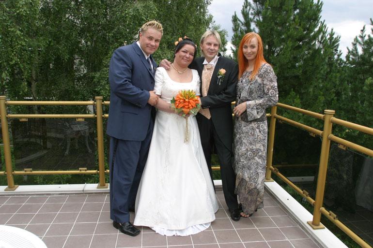Verkostomarkkinoija Petteri Jussila (vas.) kuului Nykäsen manageriportaaseen. Kuva on Matin ja Mervin toisista häistä heinäkuulta 2004. Reilut pari viikkoa myöhemmin Petteri hukkui kotitalonsa rantaan.