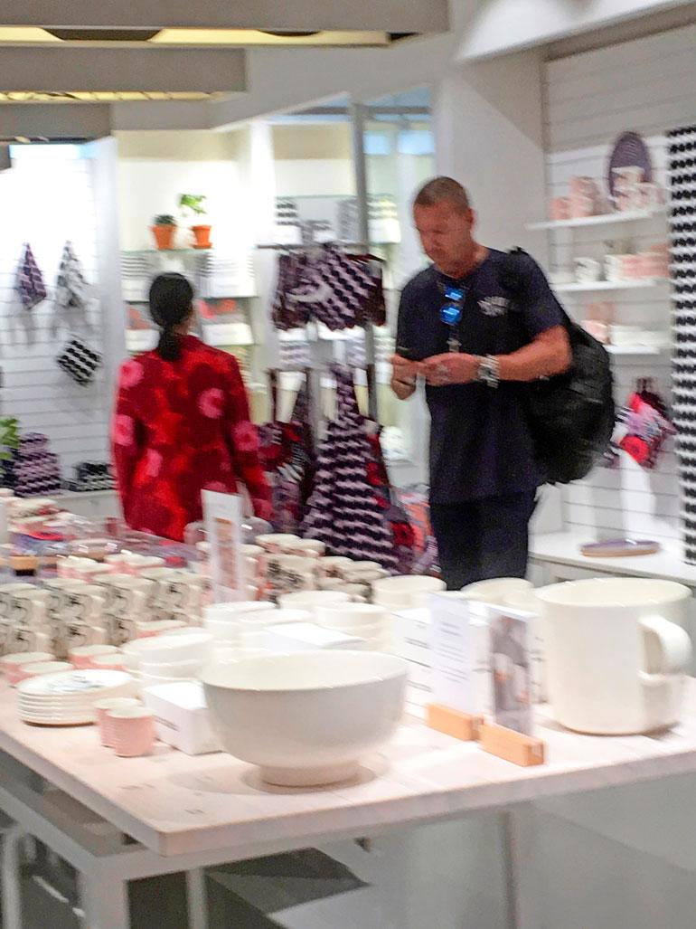 Punainen mekko ei tällä kertaa päätynyt Kayn ostoslistalle. Renny seisoi koko ostosreissun kärsivällisesti sivussa katsellen kännykkäänsä.