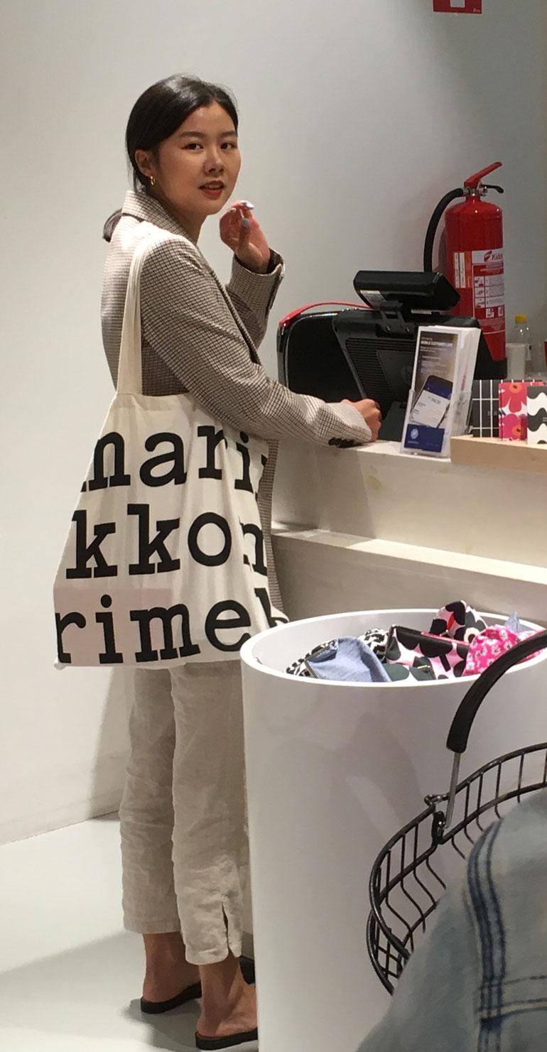 Kay pyysi Rennyä kassalle allekirjoittamaan kuitin.