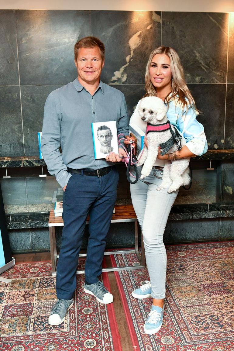 Mika Salo edusti puolisonsa Henna Pihlajan ja Elli-koiran kanssa hyvän ystävänsä Iiro Seppäsen elämäkerran julkistamistilaisuudessa.