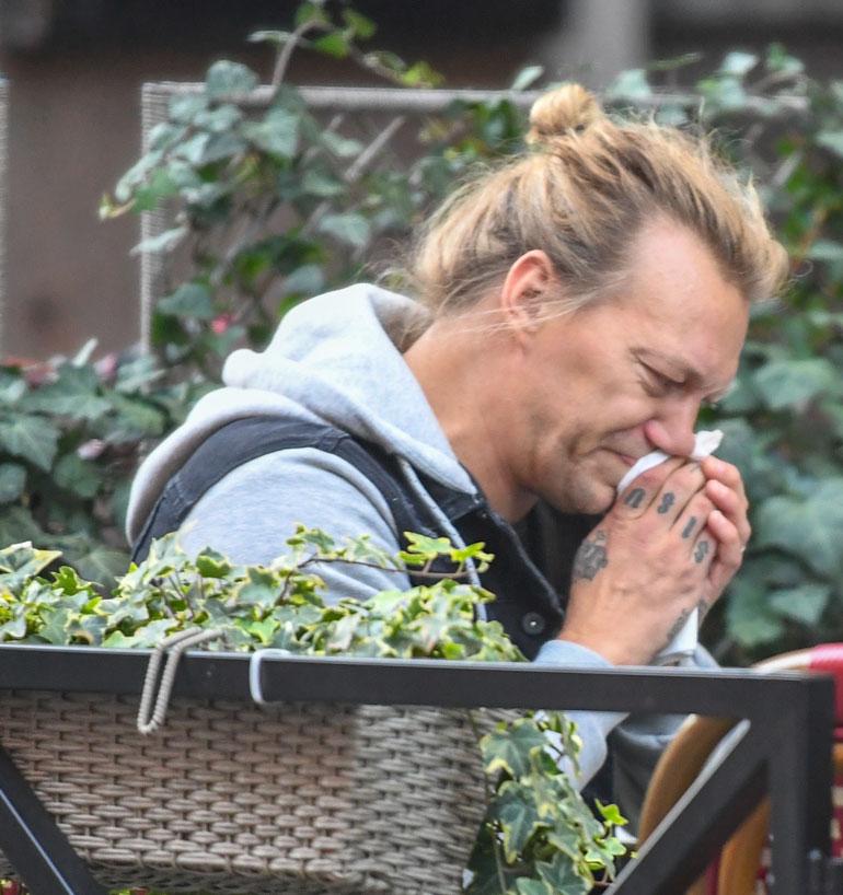 Kahvilan terassilla Jukka turautti kunnolla nenäliinaan...