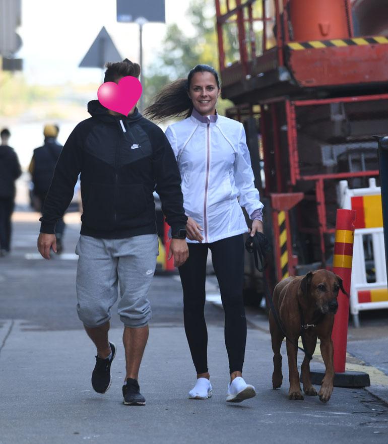 Sadun tavoin mies vaikuttaa hyvin sporttiselta. Urheilukello ranteessa ja lihaksikkaat pohkeet kielivät aktiivisesta elämäntavasta.