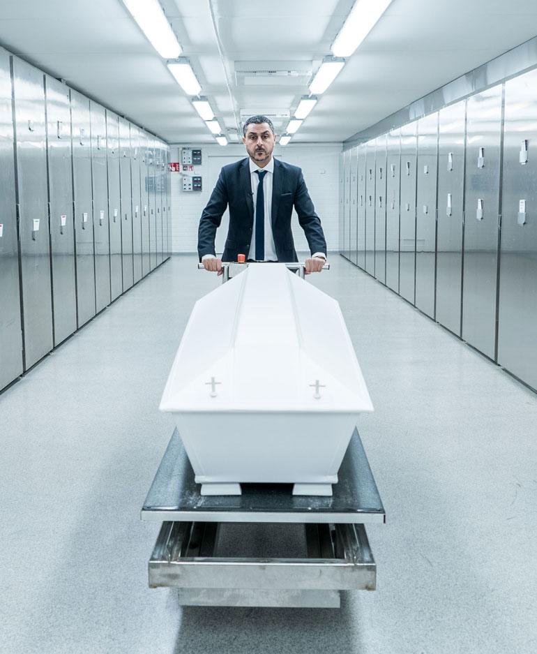 Arman Pohjantähden alla -sarjassa työn kohteena ovat vainajat. – Se on aihe, jota pitää nimenomaan käsitellä.