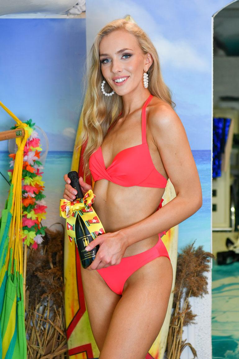 Seiska lahjoitti tuoreelle Miss Suomelle juhlajuomaa eli samppanjaa. – Kiitos, Seiska!