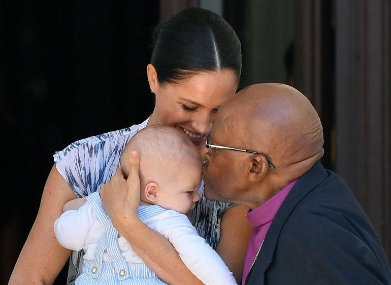 Arkkipiispa Desmond Tutu muiskautti suukon Archien otsalle.