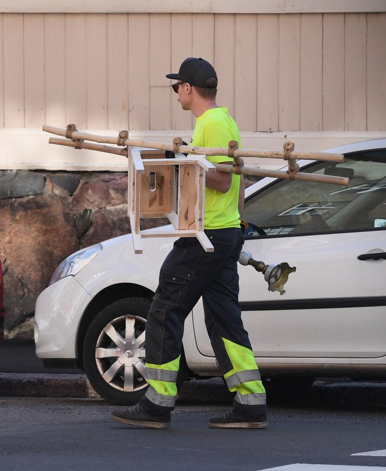 Saran asunnossa on myös kelopuusta tehdyt tikaspuut.