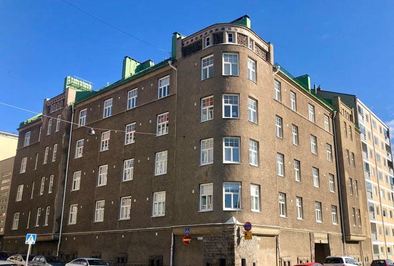 Saran uusi pesäkolo sijaitsee komeassa jugend-talossa lähellä Helsingin keskustaa.