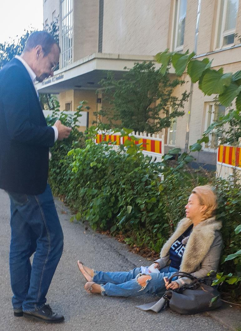 Seiskan lukija bongasi Johannan makaamassa sairaalan edustalla ja nappasi kuvan.