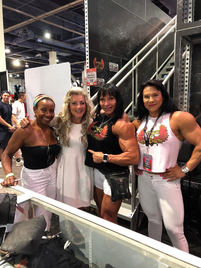 Kike viihtyi Las Vegasissa vuoden 1983 Miss Olympia -voittajan Carla Dunlapin (vas.) ja tämän useita kehonrakennuskisoja voittaneiden ystävien kanssa. – He olivat kaikki hirmu lihaksikkaita!