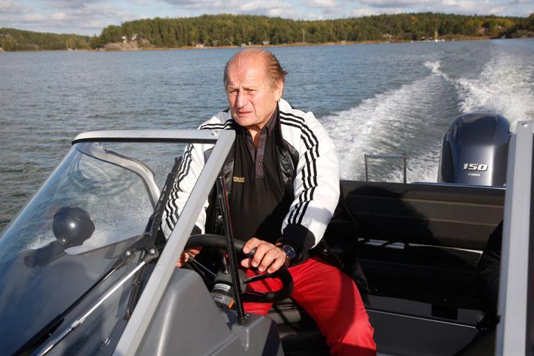 Täällä joka veljen sielu lepää! Juhani Tamminen nauttii täysin siemauksin Airiston ja Turun Kakskerran merellisestä miljööstä.