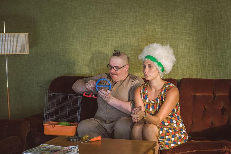 Heimo Vesa (Santtu Karvonen) ja Irma Vesa (Linda Wiklund) elävät onnellisessa parisuhteessa.