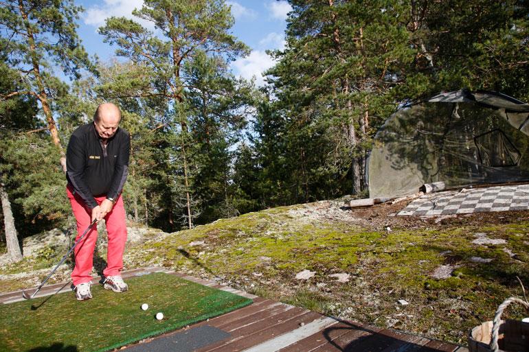 Tamilla on mökkitonttinsa huipulla, rantakallion laella oma golfpisteensä. – Täällä on hyvä hioa svingiä.