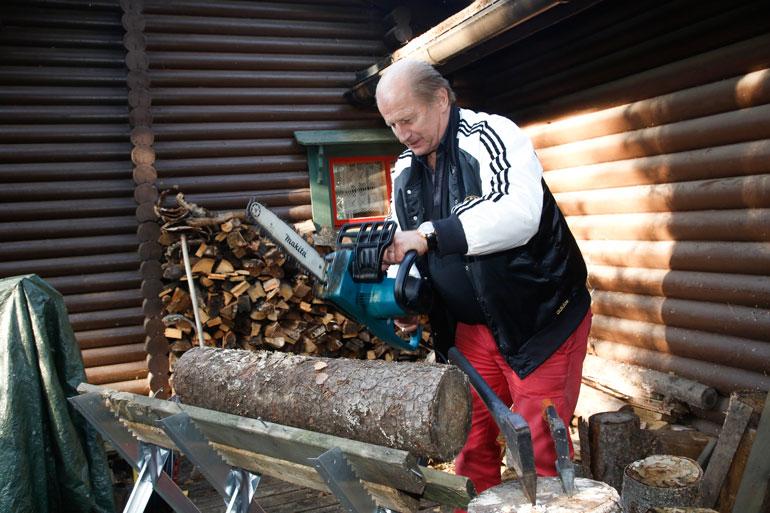 Tami on mies, jolla ei jää puut kaatamatta. – Sitten se on ihan sama, onko kuusi 13- vai 30-metrinen. Se kyllä kaatuu kuin itänaapuri kaukalossa!