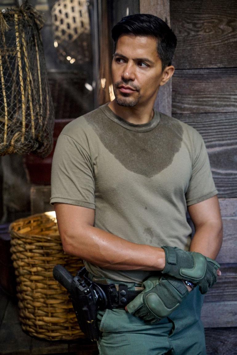 Jay Hernandez astui isoihin saappaisiin hypätessään tunnetun kasarisarjan päärooliin.