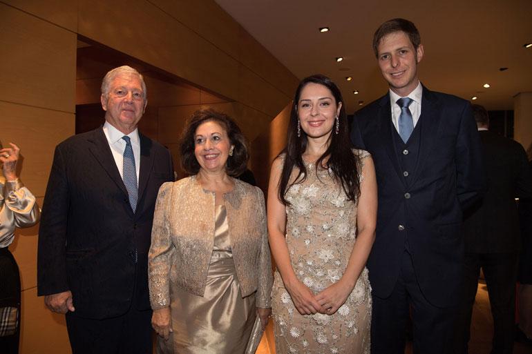 Loistoa kaipaavat kansalaiset vaativat, että kruununprinssi Alexander (vas.) nousisi Serbian kuninkaaksi ja Leka II (oik.) alkaisi hallita Albaniaa. Kuvassa myös prinsessat Katherine ja Leia.