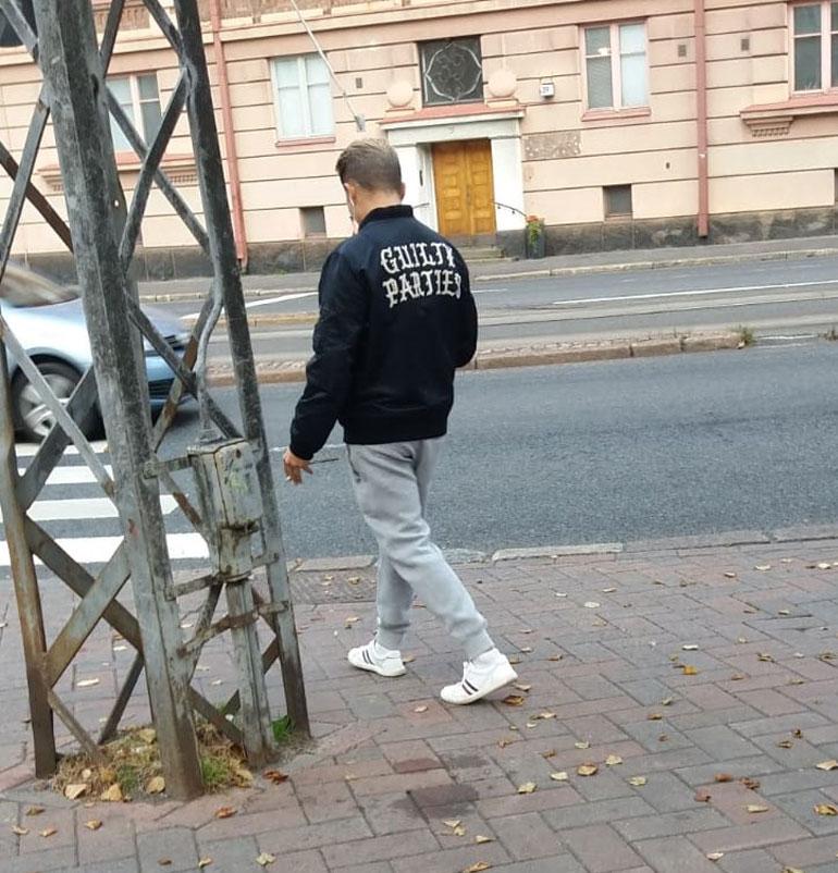 Jare pukeutui kävelylenkille arkisen tyylikkäästi mutta kalliisti.