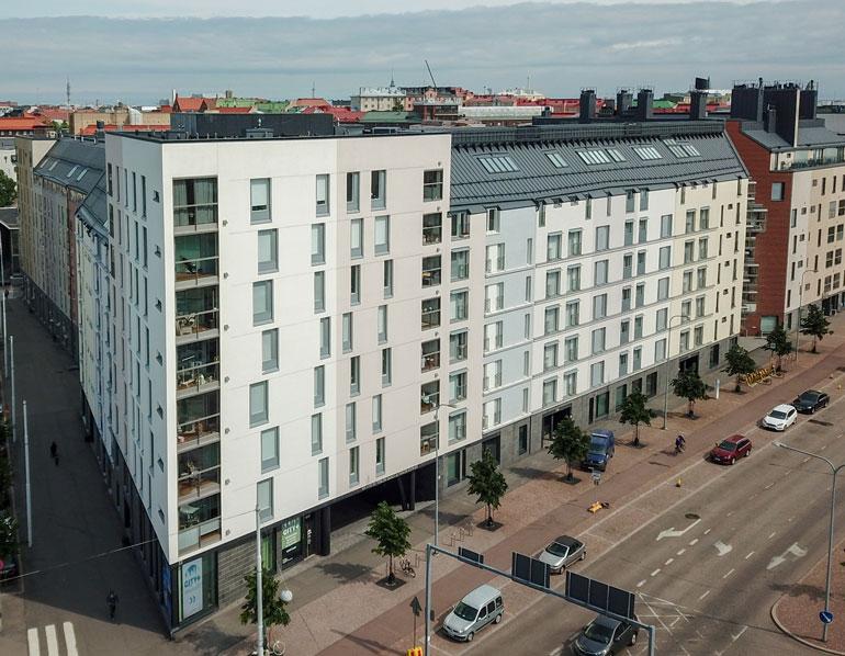 Janni ja Joel pitävät vähemmän vaatimatonta majaansa Helsingin keskustan tuntumassa.