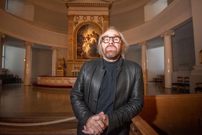 – Uudessa näytelmässä olen maaginen kertoja, joka opettaa, miten Jeesusta voi siteerata, Jussi sanoo.