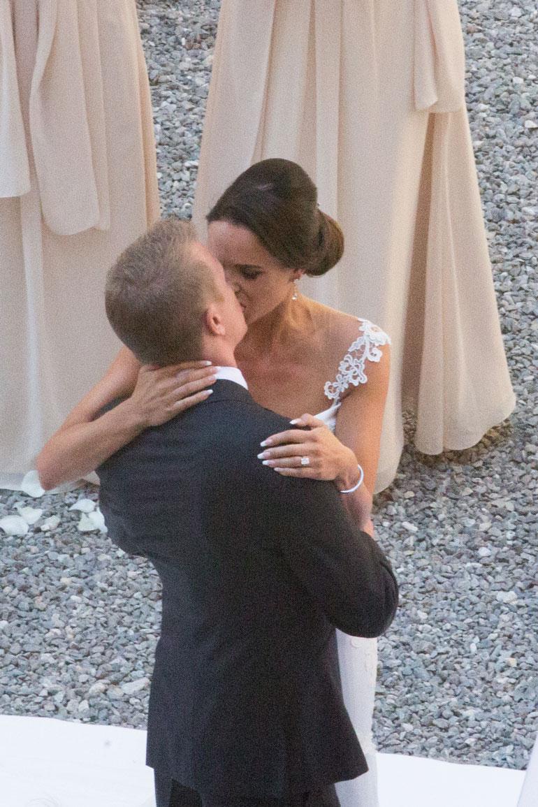 Lentoemäntänä työskennellyt Minttu rauhoitti Kimin. Häitä juhlittiin kolme vuotta ensitapaamisen jälkeen.