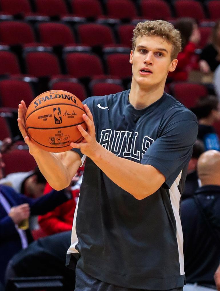 Lauri varattiin vuoden 2017 varaustilaisuudessa seitsemäntenä, jolloin hän solmi Chicago Bullsin kanssa miljoonasopimuksen.