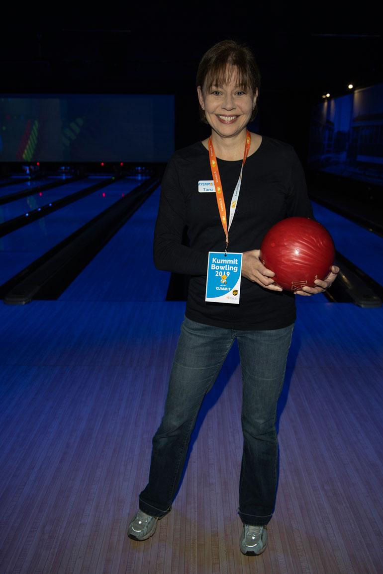 Vuosina 1993-1995 televisiossa pyörineestä Hugo-peliohjelmasta muistettava Taru Valkeapää Kummit Bowling -kisassa.
