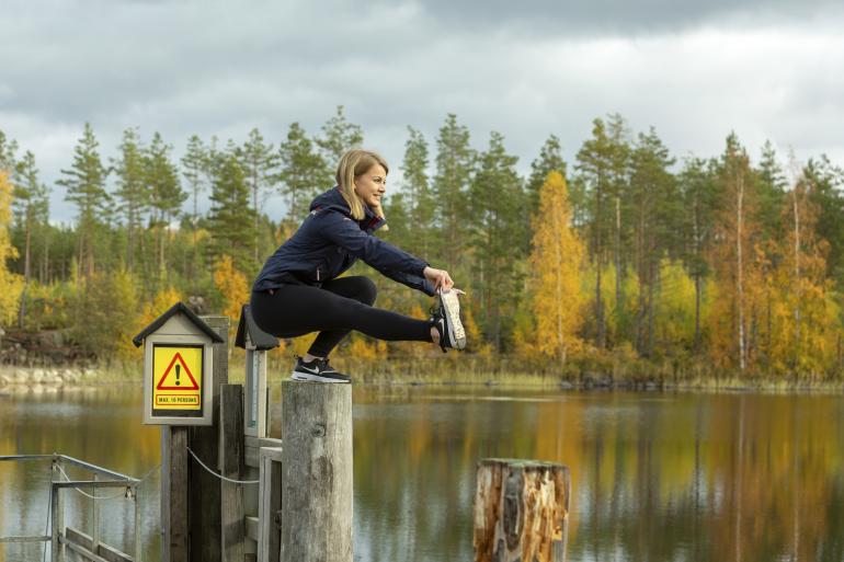 Janni esittelee Seiskalle akrobaattisia taitojaan Repoveden luonnonrauhassa.