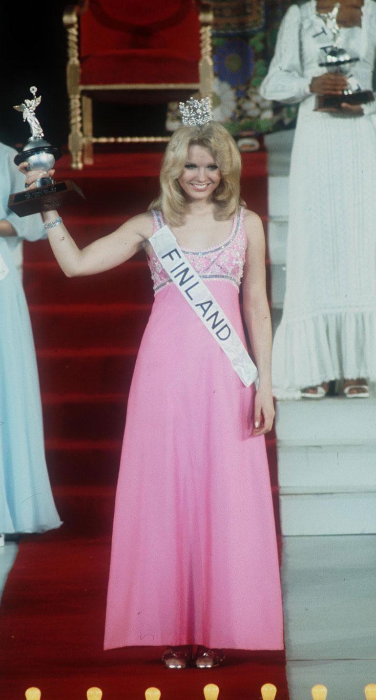Johanna menestyi hienosti myös kansainvälisissä kauneuskisoissa. Kuvassa hän kisaa Miss International Beauty -kisoissa Tokiossa. Kisasta heltisi kolmas sija.