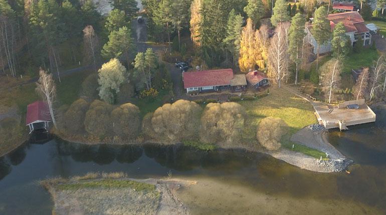 Johanna asuu nykyisen avomiehensä kanssa idyllisessä hirsitalossa järven rannalla. Komea laituri kruunaa kokonaisuuden.