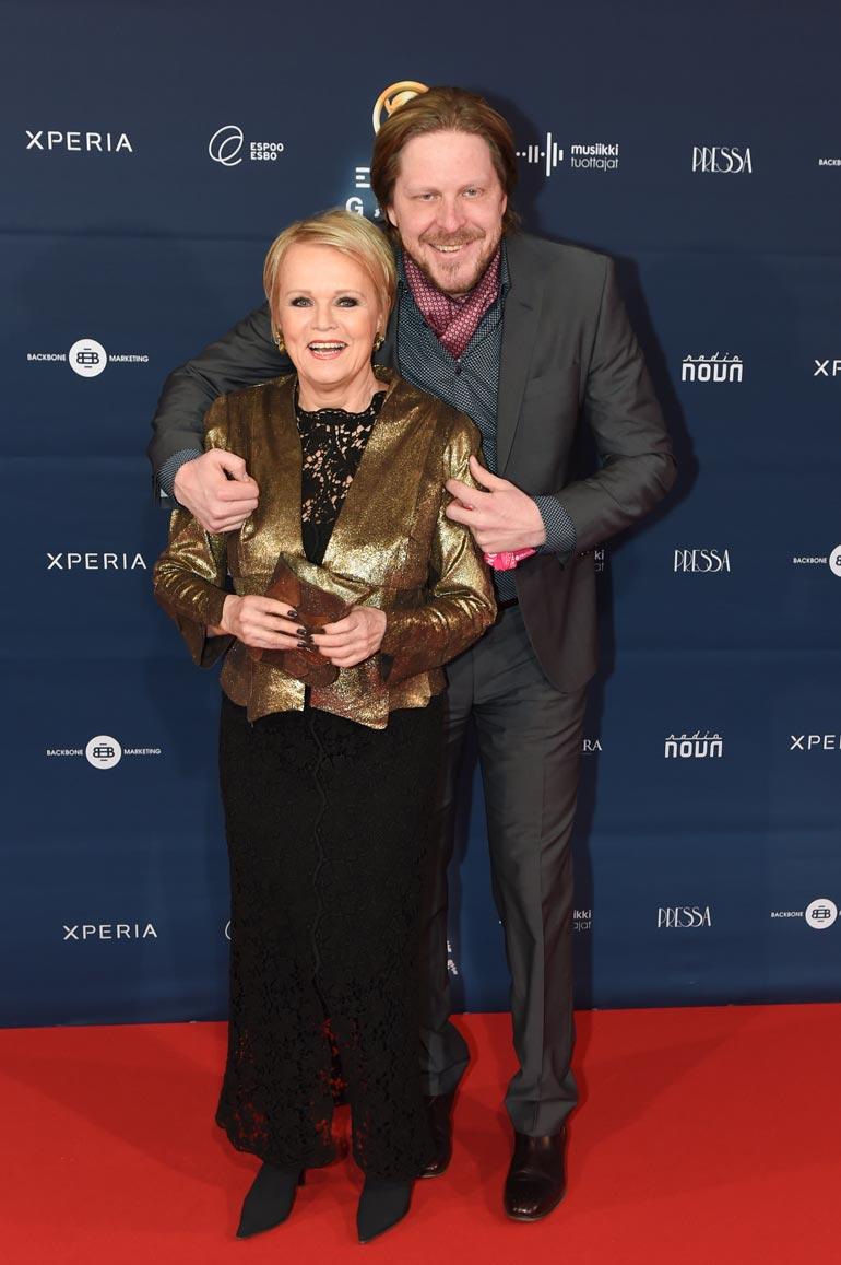 – Valmistaudun parhaillaan joulukonsertteihin. Odotan niitä jo kovasti, sillä ne ovat niin kivoja esiintymisiä, Katri Helena kertoo. Kuva vuodelta 2015.