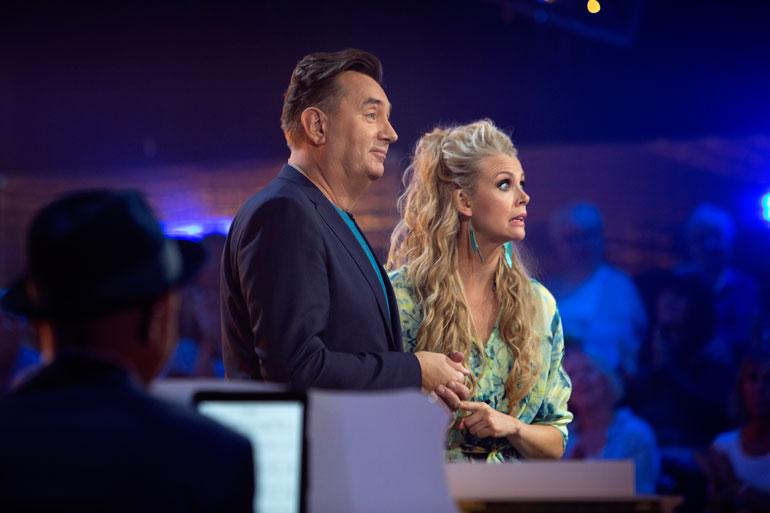 Susanna Laine viihtyy mainosti Tuttu juttu show’ssa Timo Koivusalon aisaparina. – Hän on aivan ilmiömäinen. Suomesta ei heti löydy hauskempaa tyyppiä, jolla juttu lähtee mistä vain lentoon!