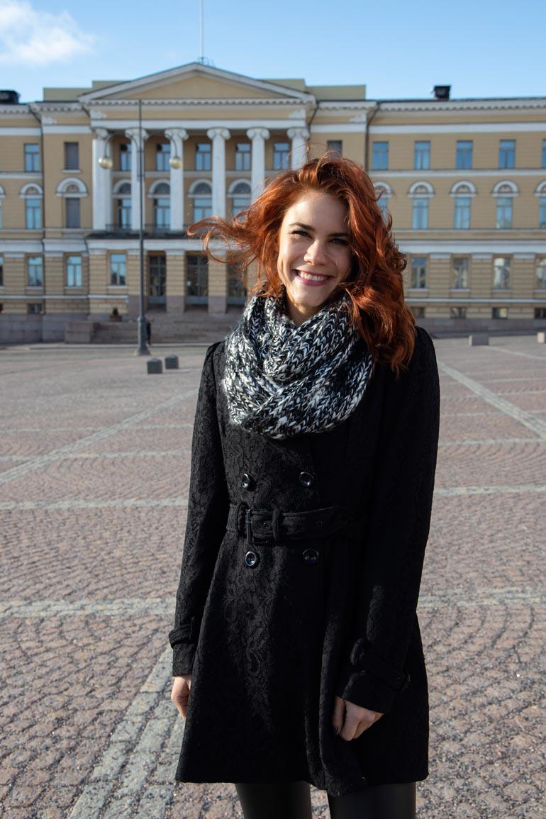 Courtney Hope rakastui Suomeen ison työprojektinsa ansiosta. Kuvassa Kauniit ja rohkeat -tähti poseeraa Seiskalle Helsingin Senaatintorilla viime maaliskuussa.