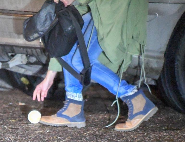 Siim poimi huomaavaisesti Siltsun hylkäämän kahvikupin pois jalkakäytävältä.