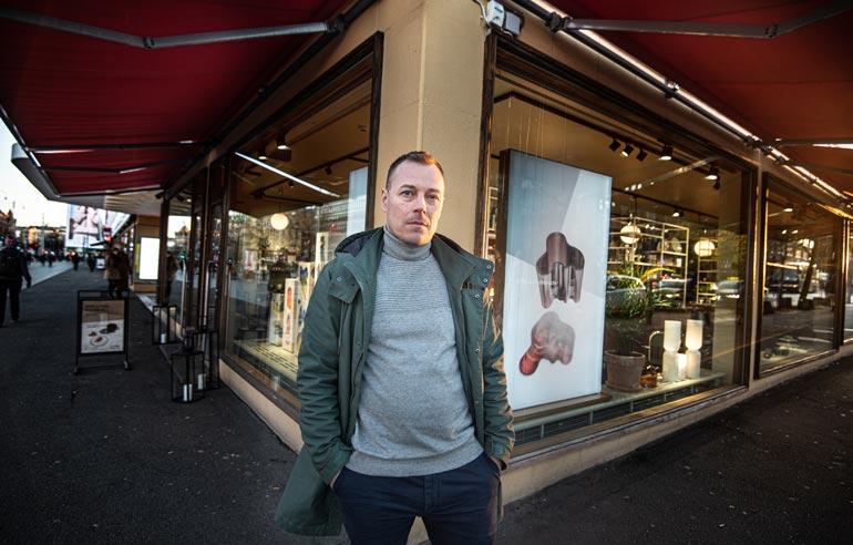Janne Huuskonen seisoo paikalla, jonne rikolliset suunnittelivat iskua.