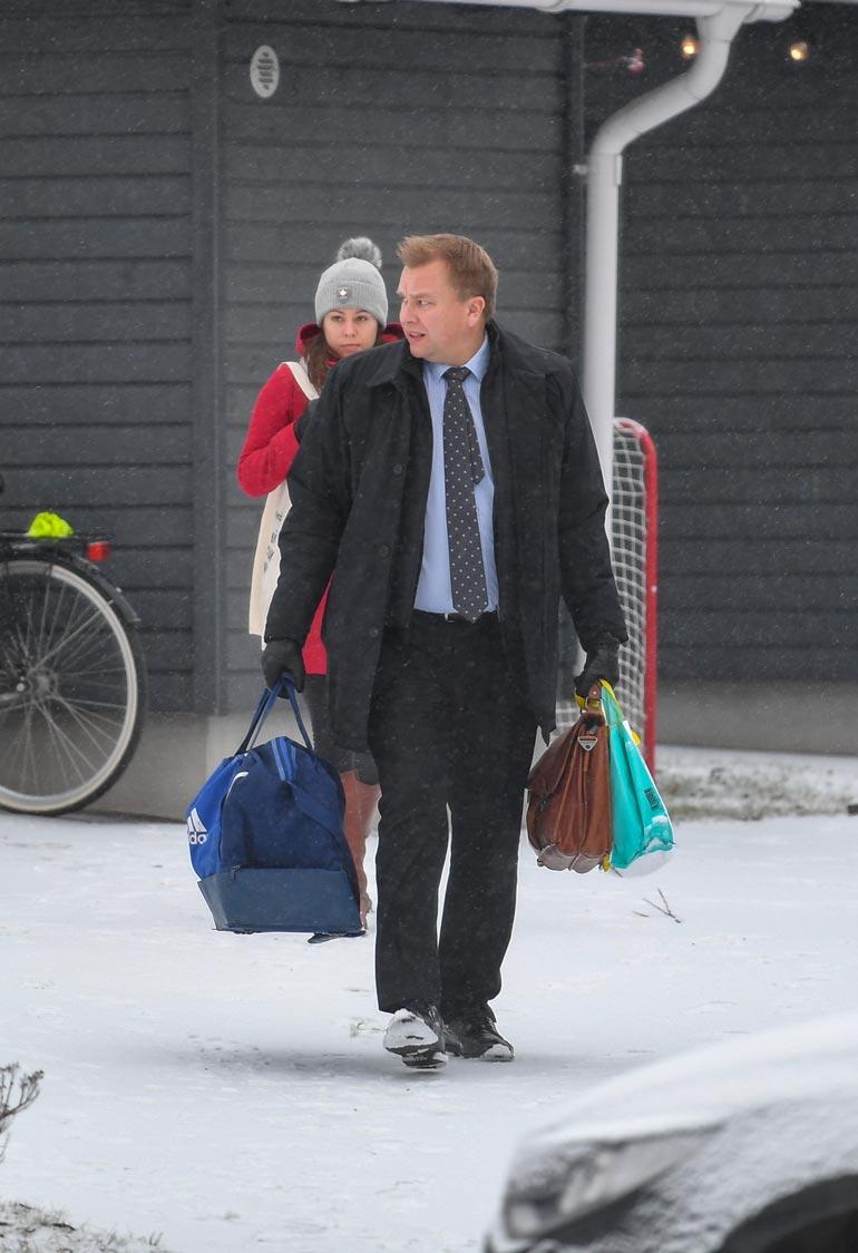 Aamulla Antti asteli kantamuksineen ulos Jannikan seuratessa vanavedessä.