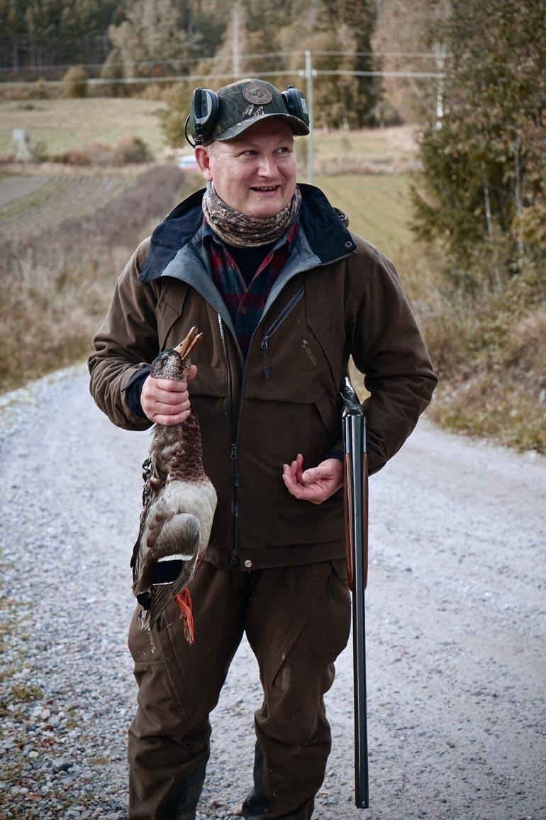 Ari innostui metsästyksestä armeijassa. Hän käy usein esimerkiksi sorsajahdissa Viltgårdenin mailla Inkoossa.