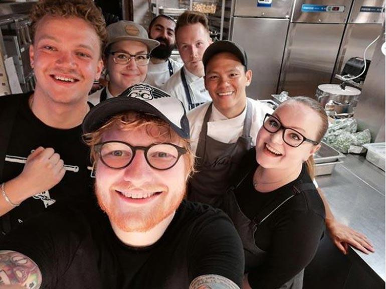 Popin supertähti Ed Sheeran poseerasi kesällä ravintola Nokan henkilökunnan kanssa ateriansa jälkeen. – Nykyään turistioppaat esittelevät meidän paikan Sheeranin suosikkina, Ari naurahtaa.