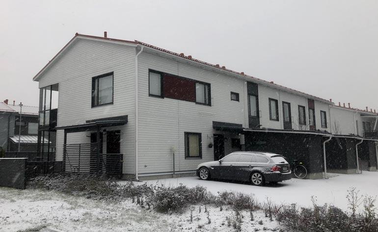 Puolustusministeri viettää öitään Jannika-rakkaansa kaksiossa kirkkonummelaislähiössä.