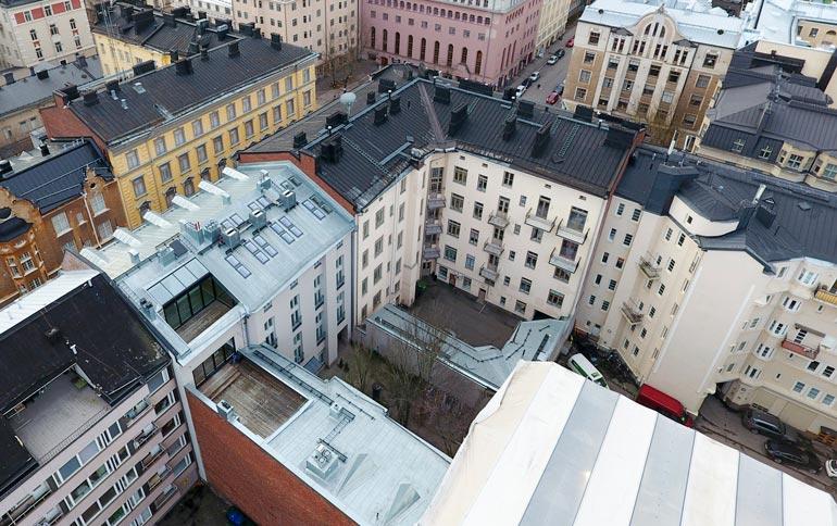 Hulppea asunto sijaitsee Helsingin keskustassa. Asuntoon kuuluu kattoterassi.