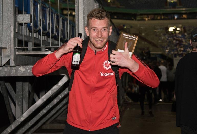 Kippis EM-kisoille! Kertaalleen Saksan Bundesliigan parhaaksi maalivahdiksi arvostettu Lukas Hradecky torjui Huuhkajat historiallisesti arvokisoihin.
