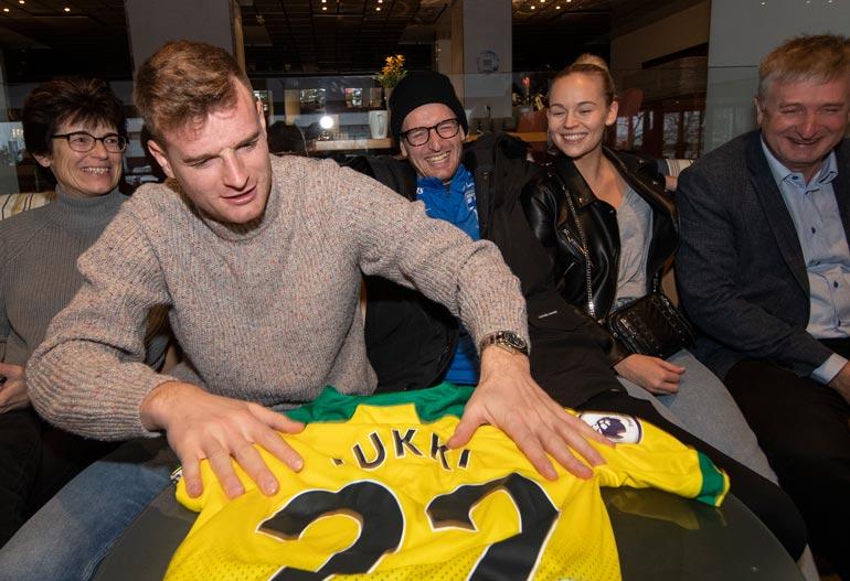 Sankarivahti Lukas Hradecky (kesk.) iloitsi myös perhepiirissä. Vasemmalta äiti Brigita Hradecka, veli Tomas Hradecky, Johanna Laakso ja isä Vladimir Hradecky.