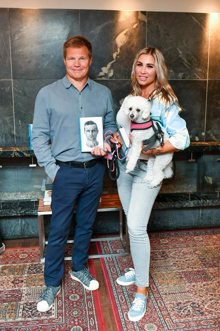 Mika nauttii F1-eläkeläisen elämästä naisystävänsä Henna Pihlajan kanssa.